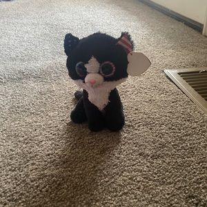 I’m selling a beanie boo or to be more specific a 4th of July cat beanie boo.